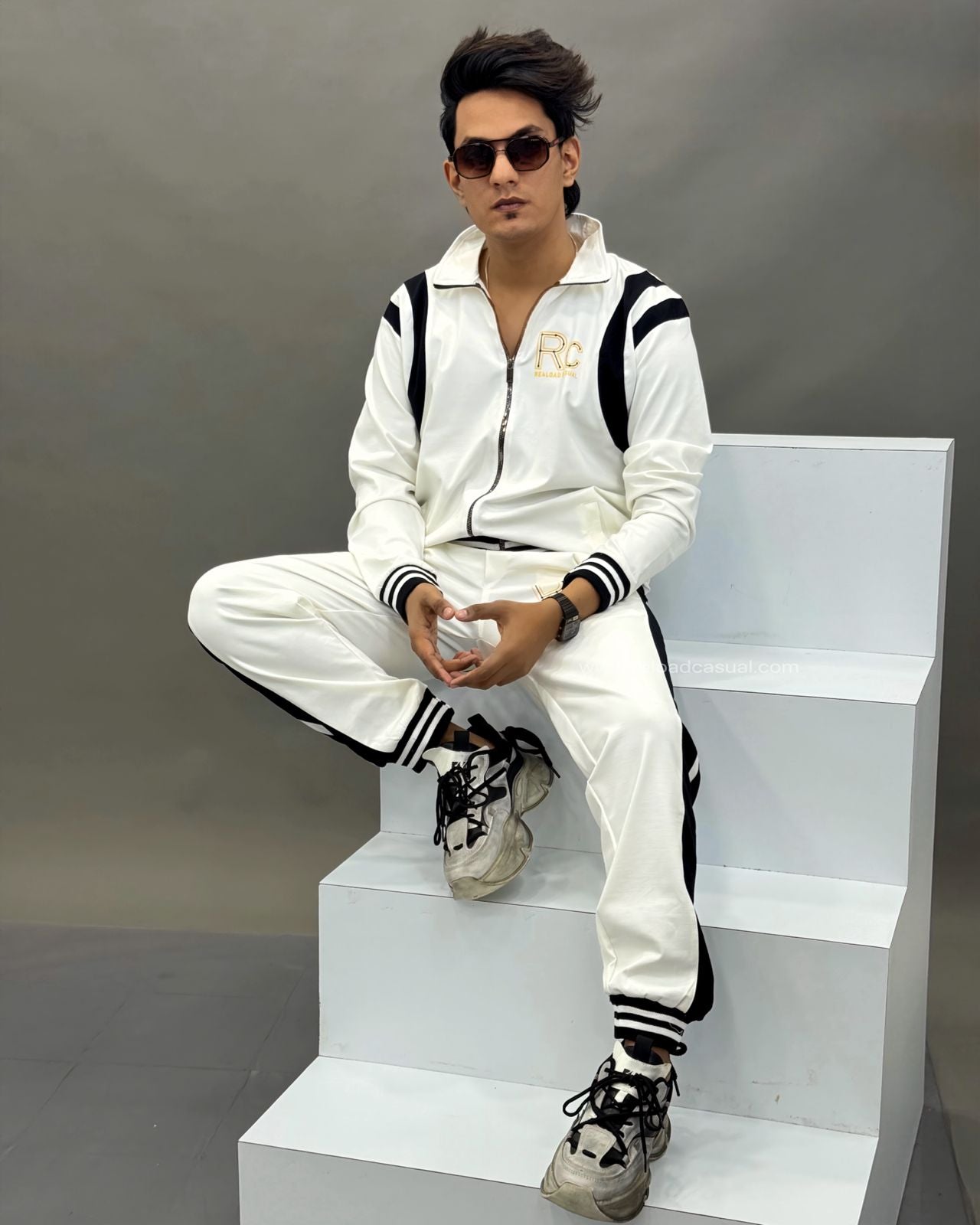Men Solid Side Taped Zip Up Tracksuit